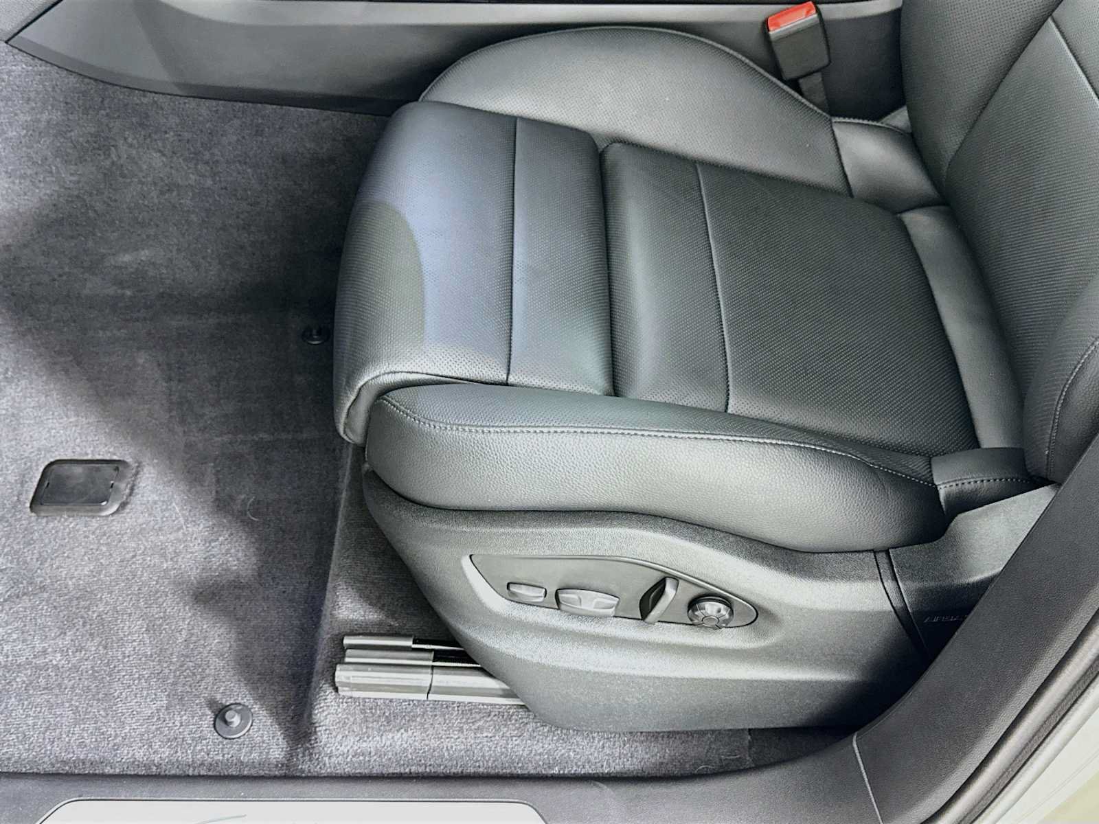 Certified 2025 Porsche Cayenne AWD/4WD image 13