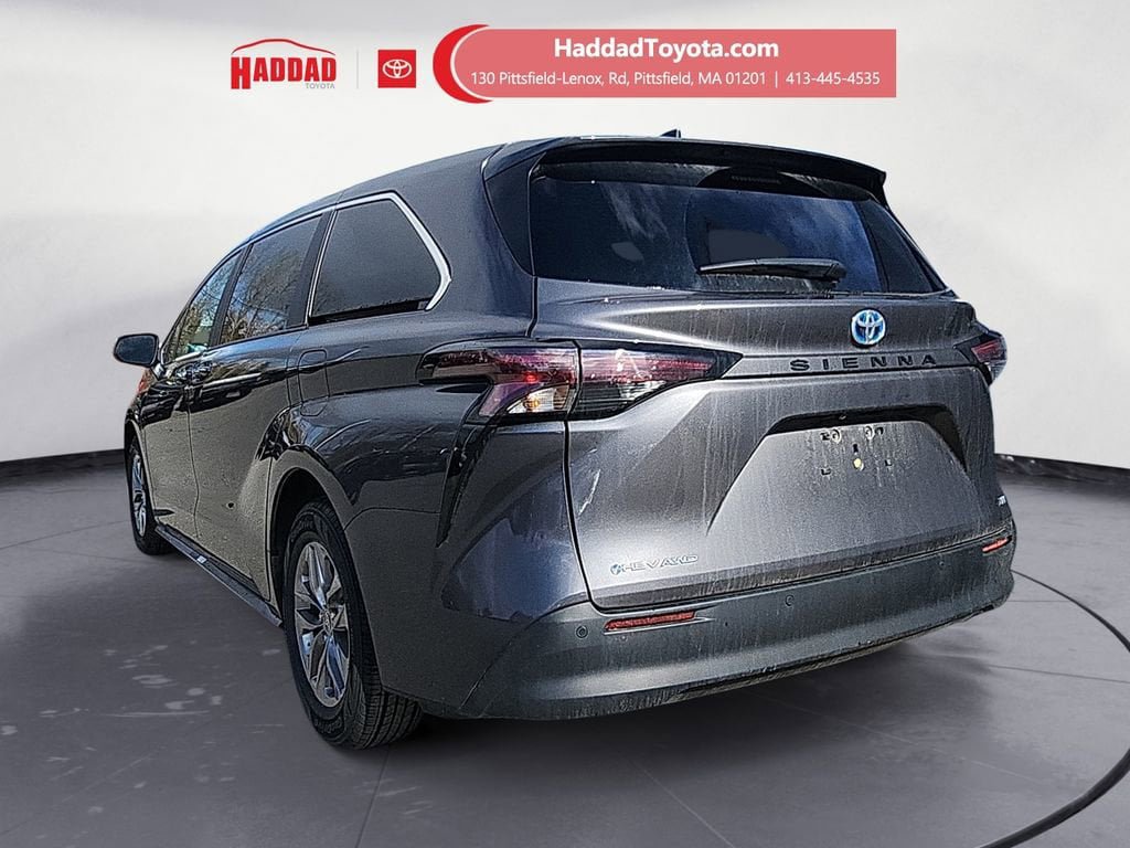Certified 2025 Toyota Sienna XLE image 3