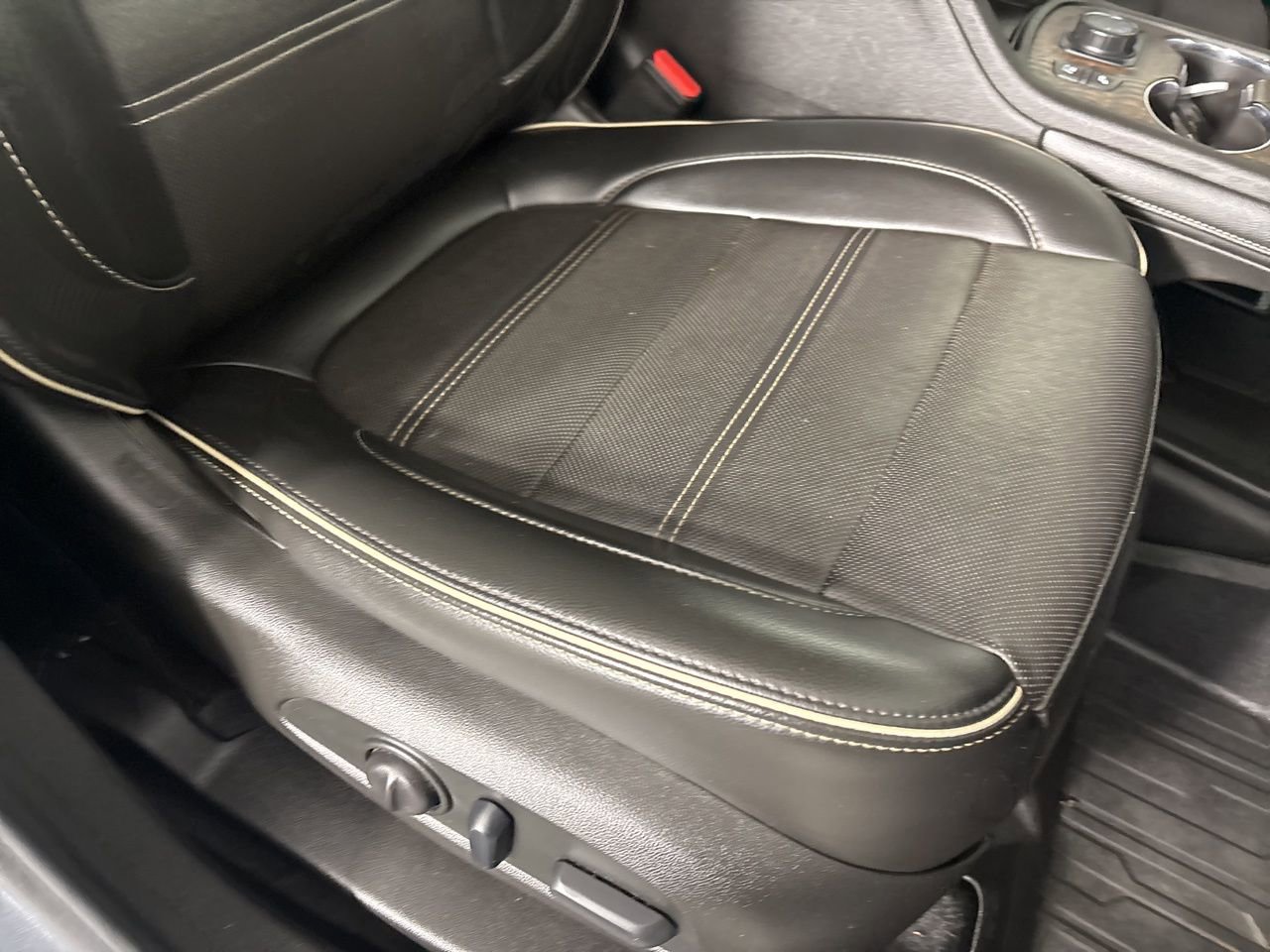 Used 2022 GMC Acadia Denali w/ Denali Ultimate Package image 32