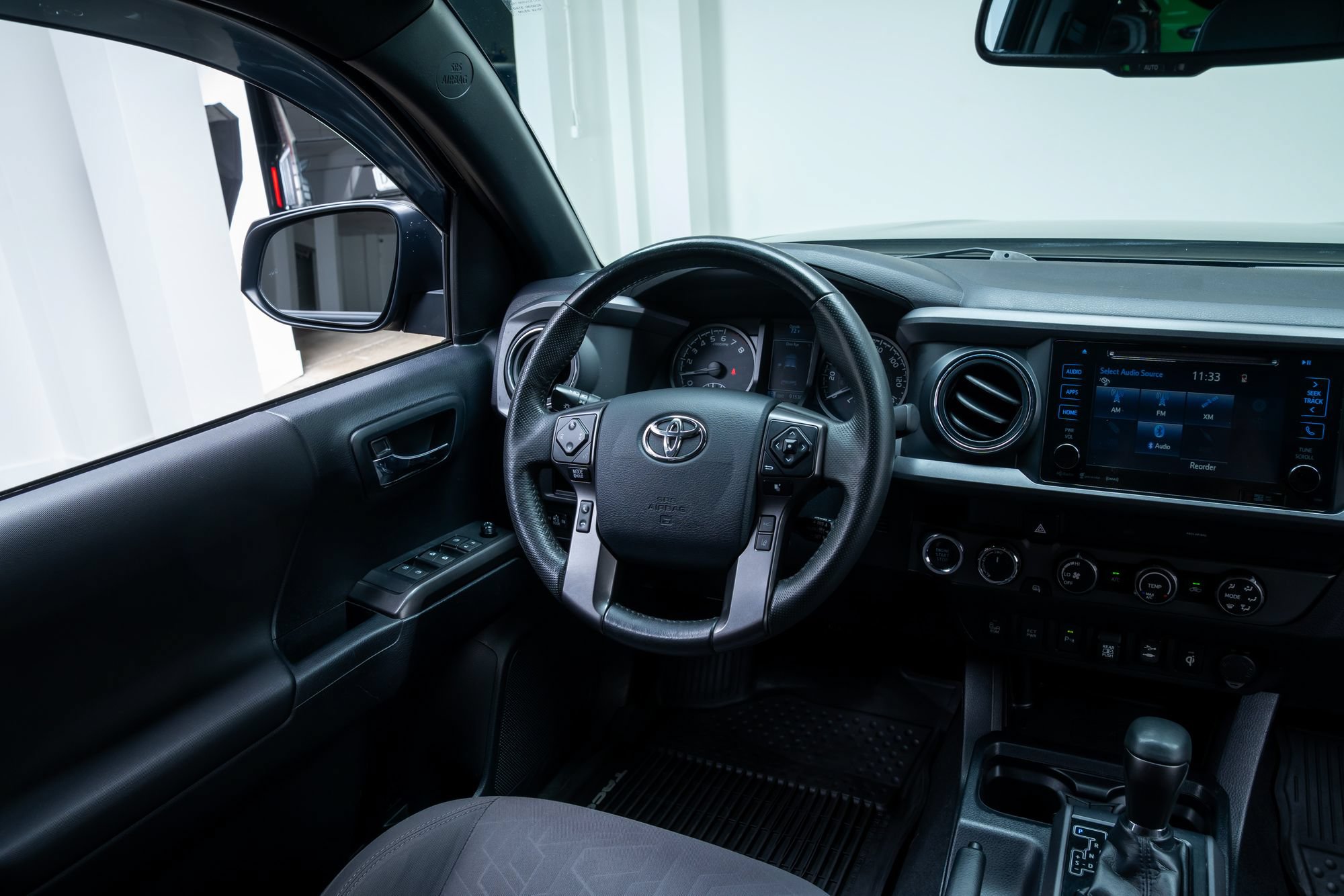 Used 2019 Toyota Tacoma TRD Off-Road w/ Technology Package AWD/4WD image 9