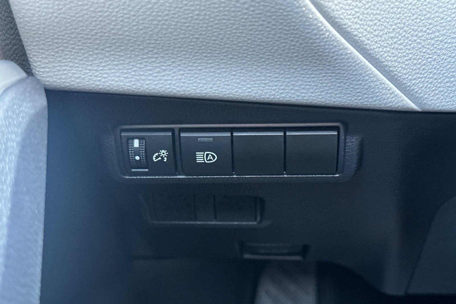 Used 2023 Toyota Corolla Cross L AWD/4WD image 30
