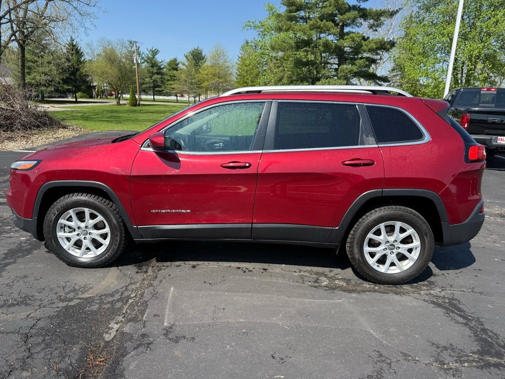 Used 2017 Jeep Cherokee Latitude w/ Cold Weather Group AWD/4WD image 8