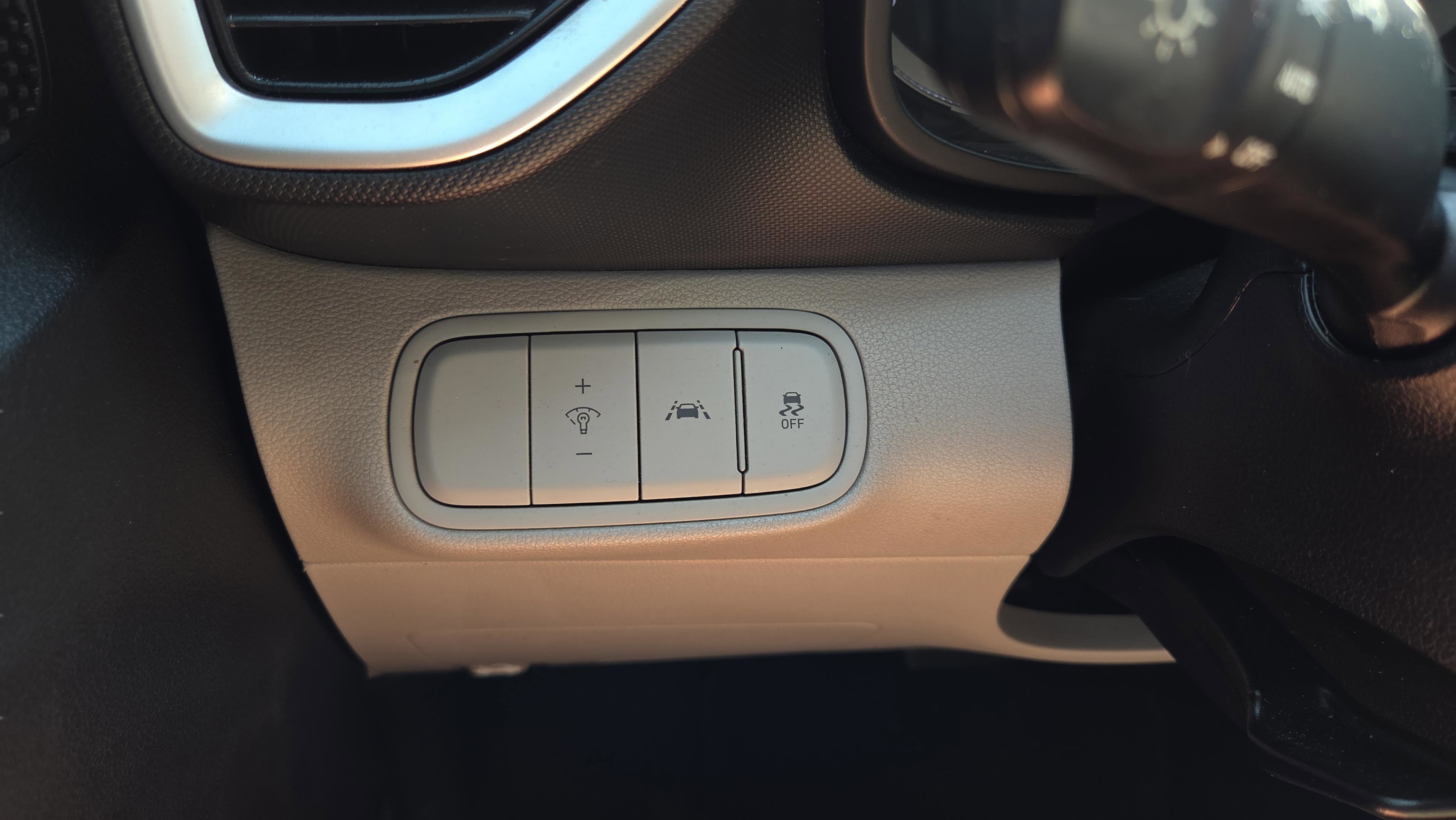 Used 2020 Hyundai Venue SEL image 25