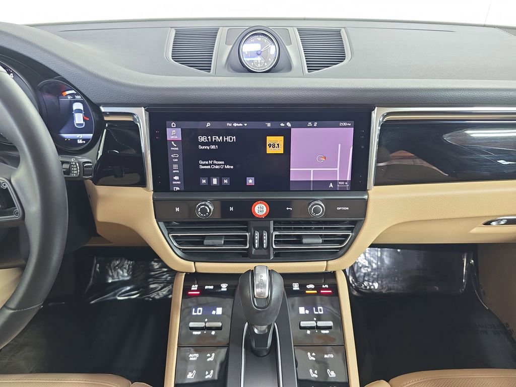 Certified 2025 Porsche Macan AWD/4WD image 16