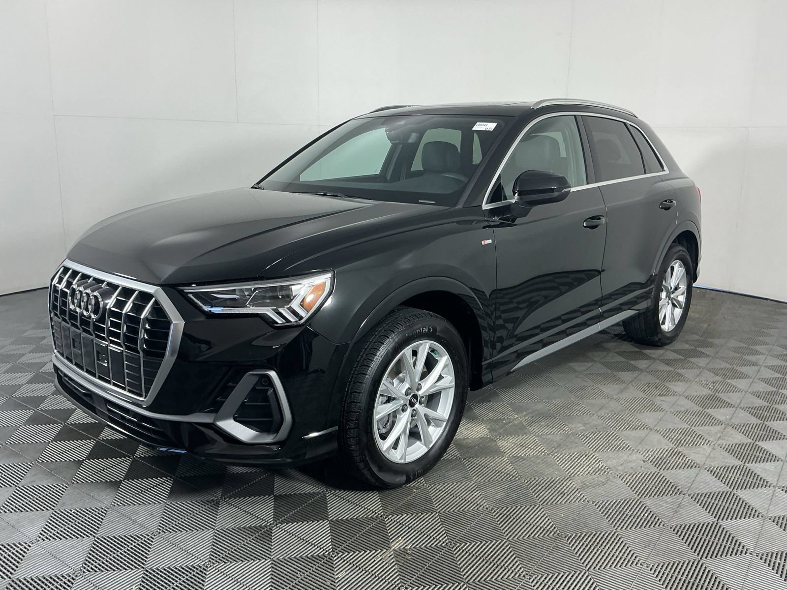 Used 2025 Audi Q3 2.0T Premium w/ Convenience Package AWD/4WD image 4