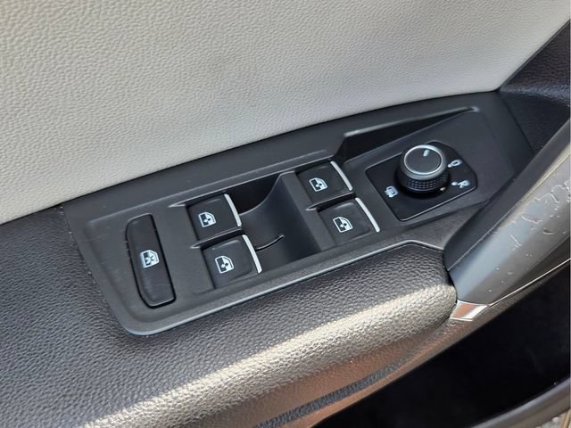 Used 2018 Volkswagen Tiguan SEL FWD image 33