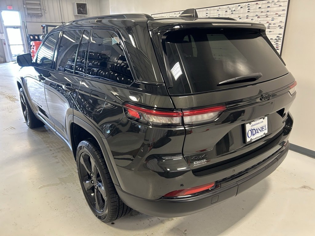 Used 2023 Jeep Grand Cherokee Limited w/ Black Appearance Package image 26