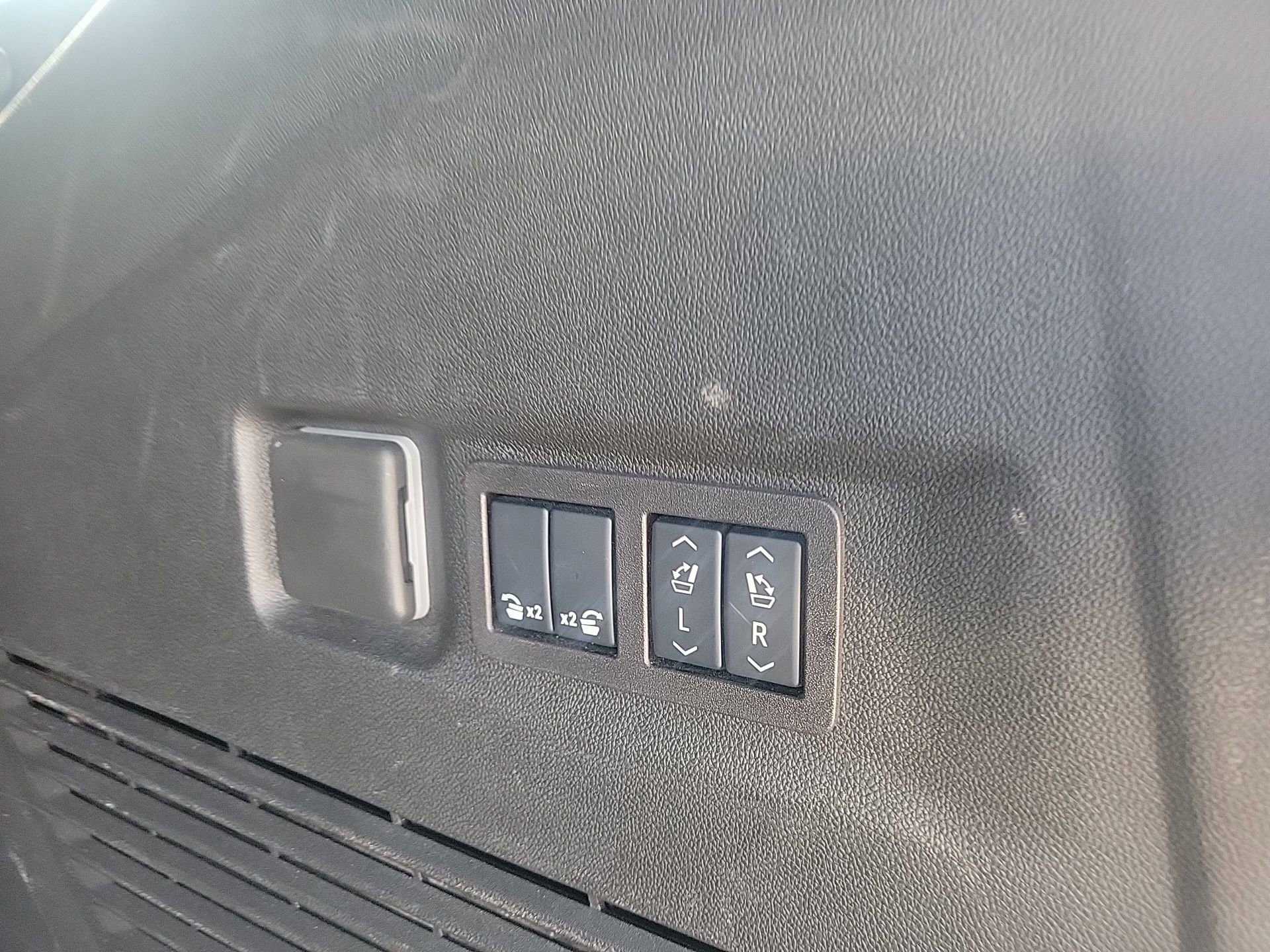 Used 2025 GMC Yukon XL Denali image 16