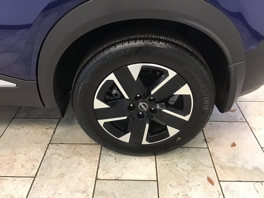 Used 2025 Nissan Kicks SR AWD/4WD image 13