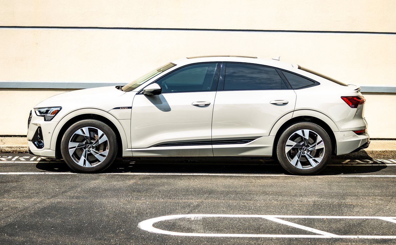 Used 2022 Audi e-tron Premium AWD/4WD image 4