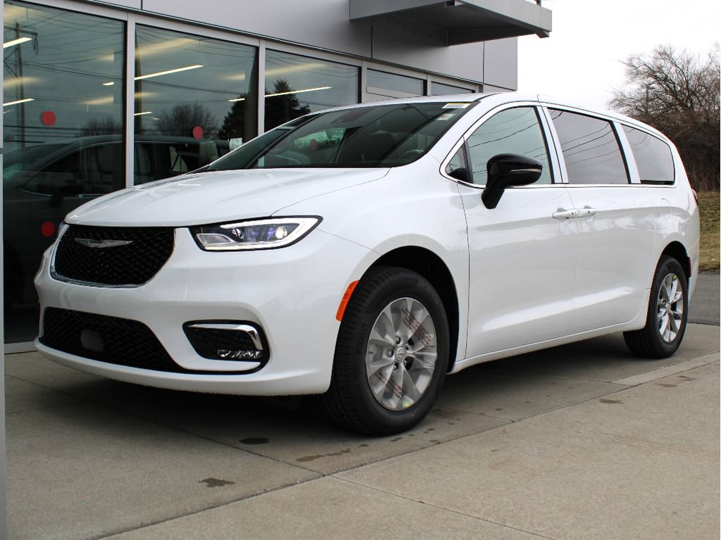 New 2026 Chrysler Pacifica Select AWD/4WD image 3