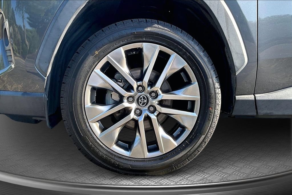 Used 2020 Toyota RAV4 XLE Premium FWD image 35