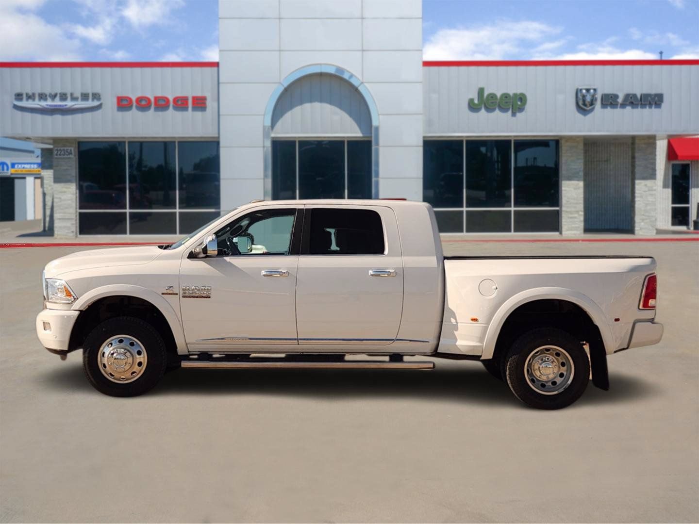 Used 2017 RAM 3500 Laramie Longhorn AWD/4WD image 3