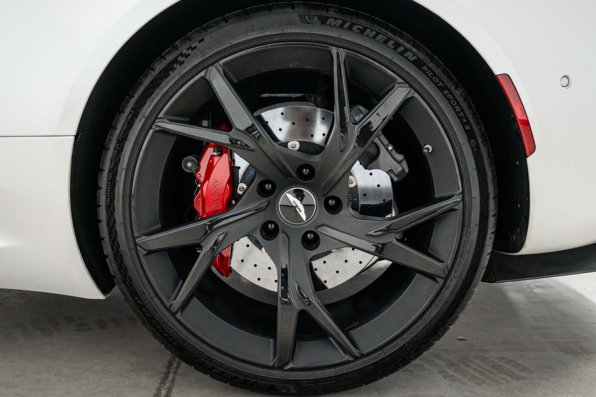Used 2019 Aston Martin DBS Superleggera RWD image 10