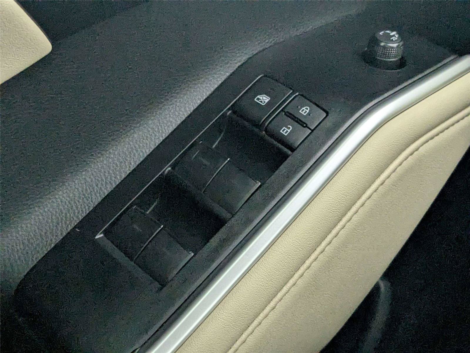 Certified 2025 Toyota Highlander XLE FWD image 17