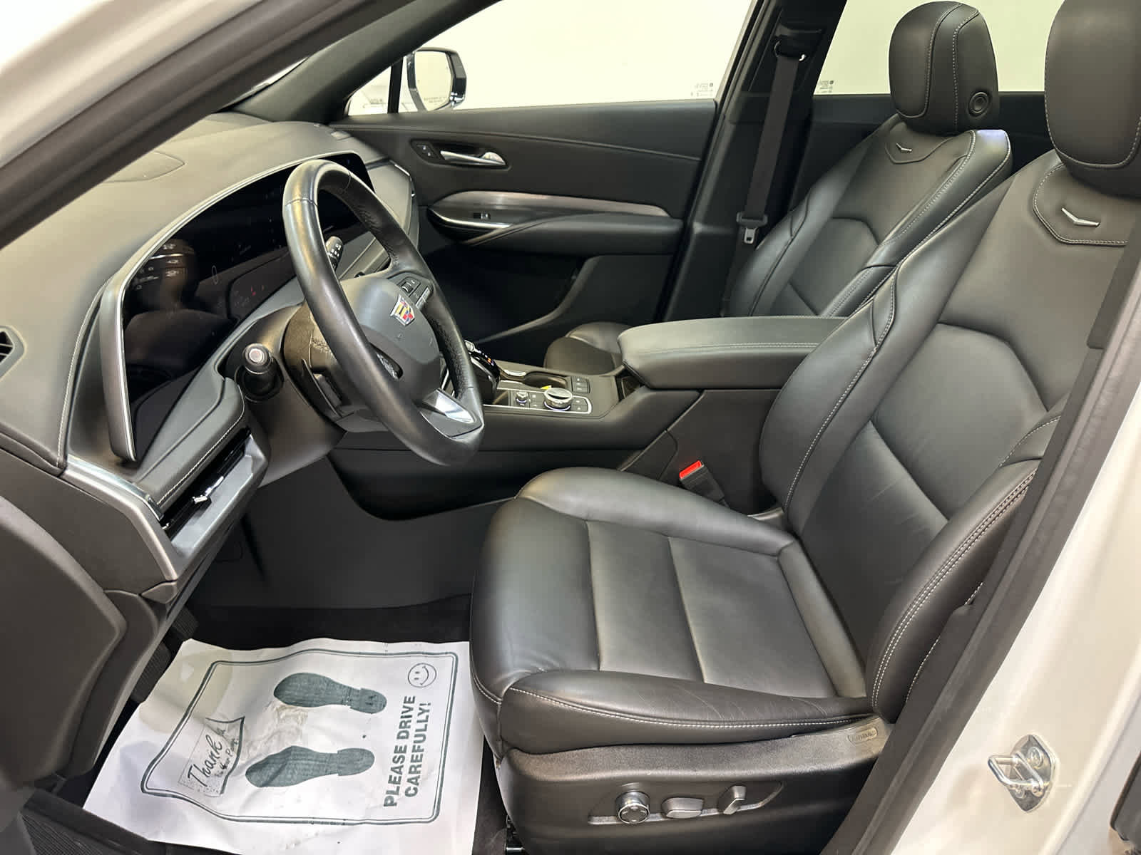 Used 2024 Cadillac XT4 Premium Luxury image 4