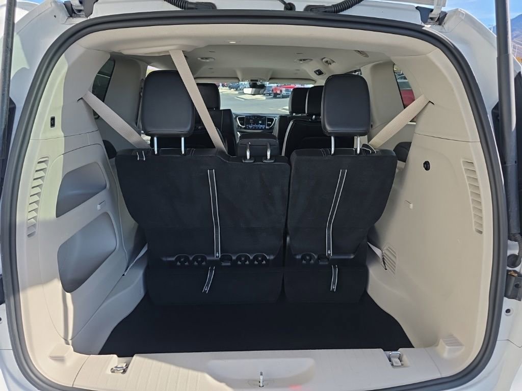 Used 2024 Chrysler Pacifica Touring-L image 14