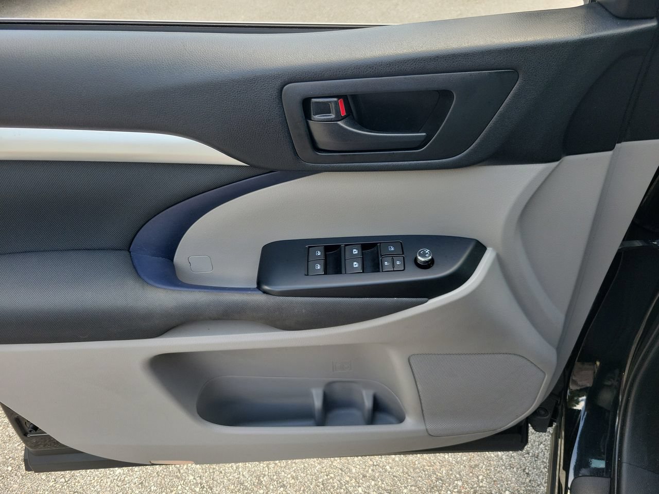 Used 2019 Toyota Highlander LE FWD image 12
