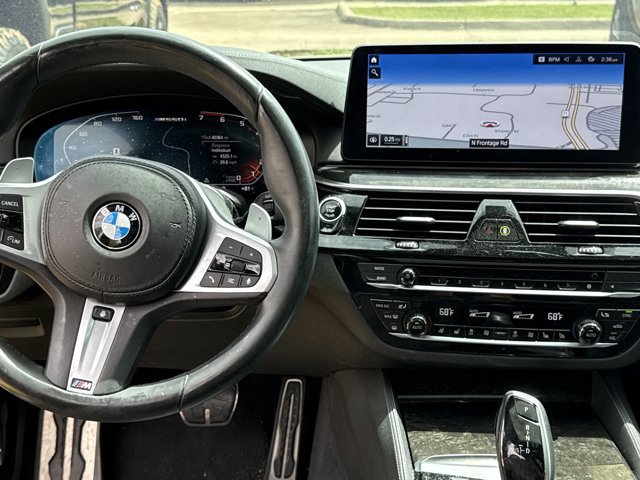 Used 2021 BMW M550i xDrive w/ Dynamic Handling Package image 3