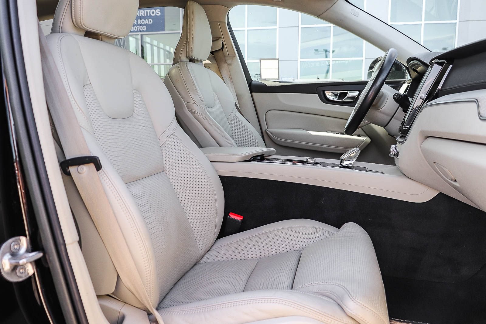 Used 2023 Volvo XC60 B5 Ultimate w/ Climate Package FWD image 17