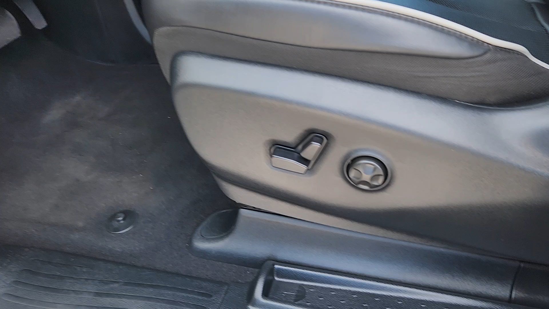 Used 2026 Chrysler Pacifica Limited FWD image 9