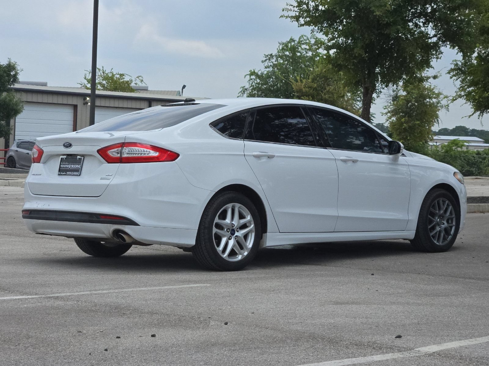 Used 2015 Ford Fusion SE FWD image 5