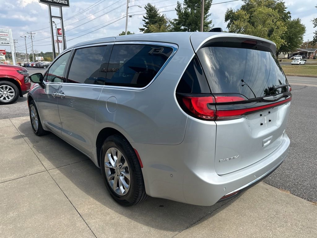 Used 2024 Chrysler Pacifica Touring-L image 7