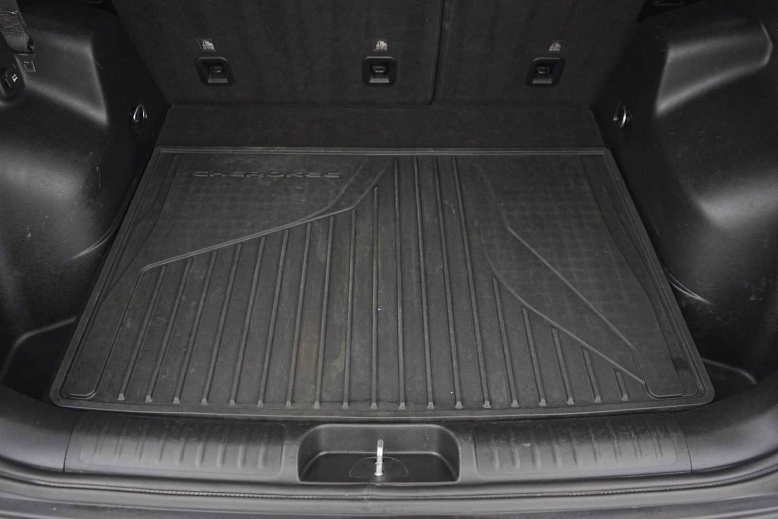 Used 2021 Jeep Cherokee Latitude Plus FWD image 27