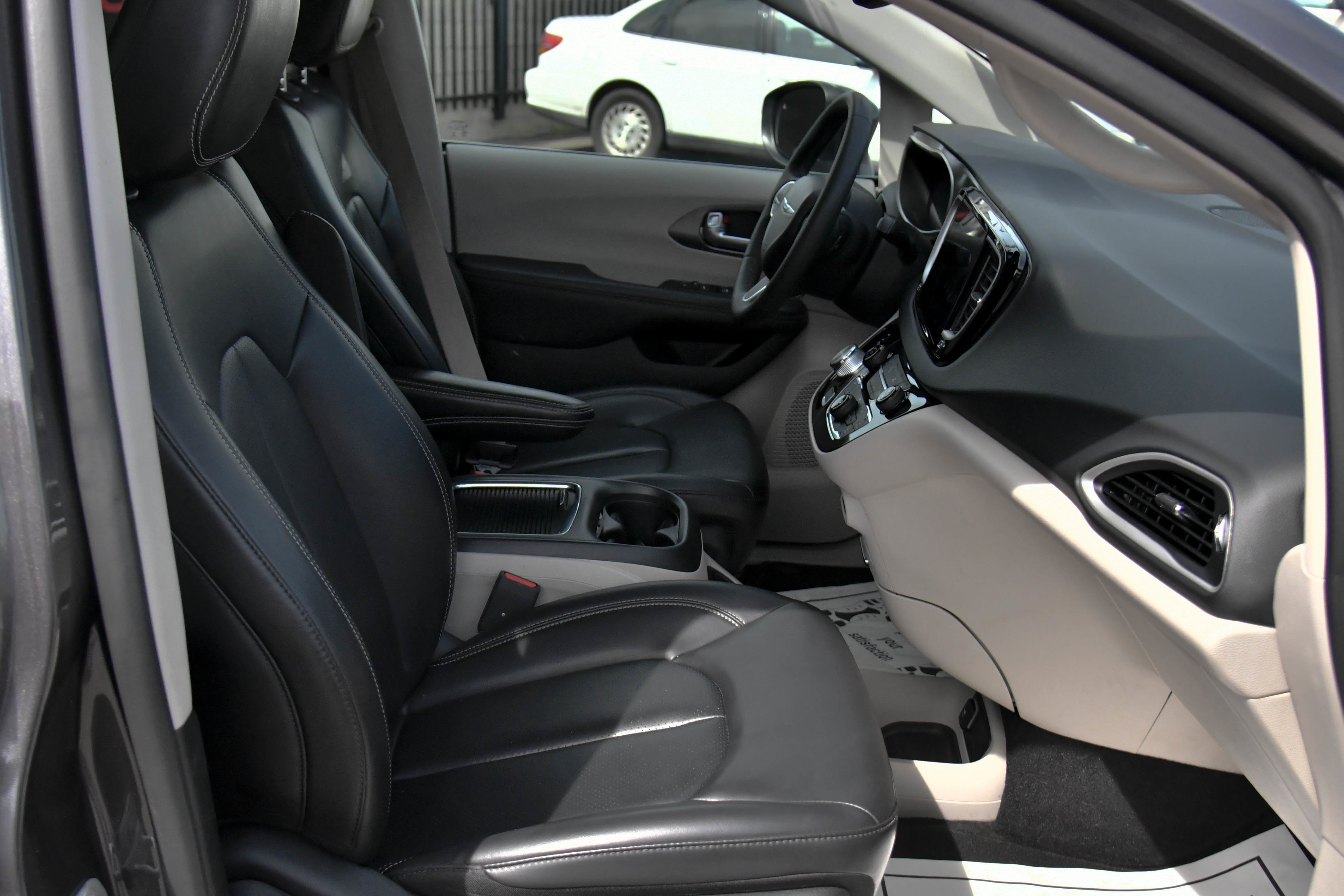 Used 2023 Chrysler Pacifica Touring-L image 51