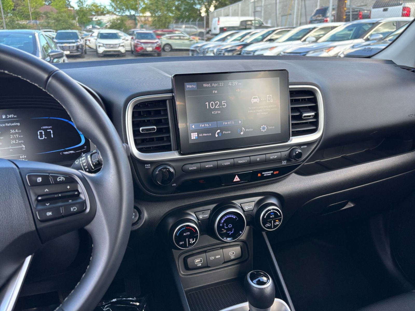 Used 2025 Hyundai Venue SEL FWD image 17