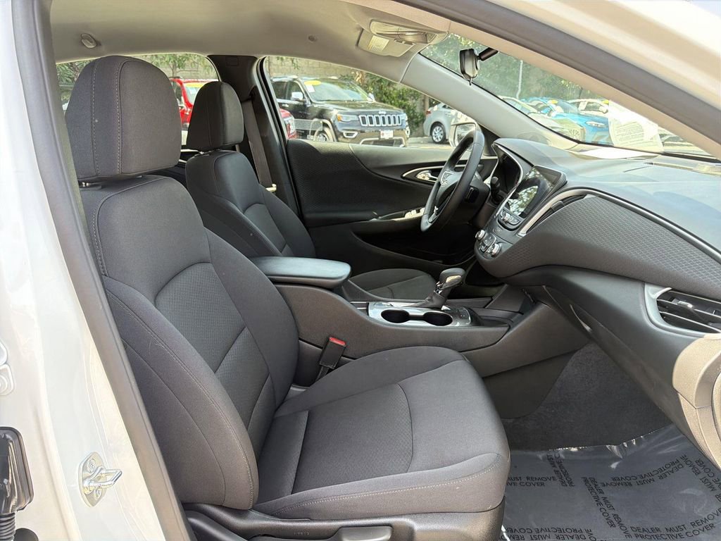 Used 2025 Chevrolet Malibu RS image 28