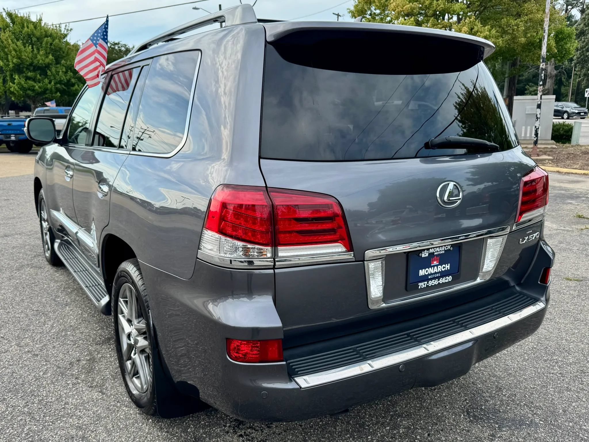 Used 2013 Lexus LX 570 4WD w/ Luxury Pkg image 3