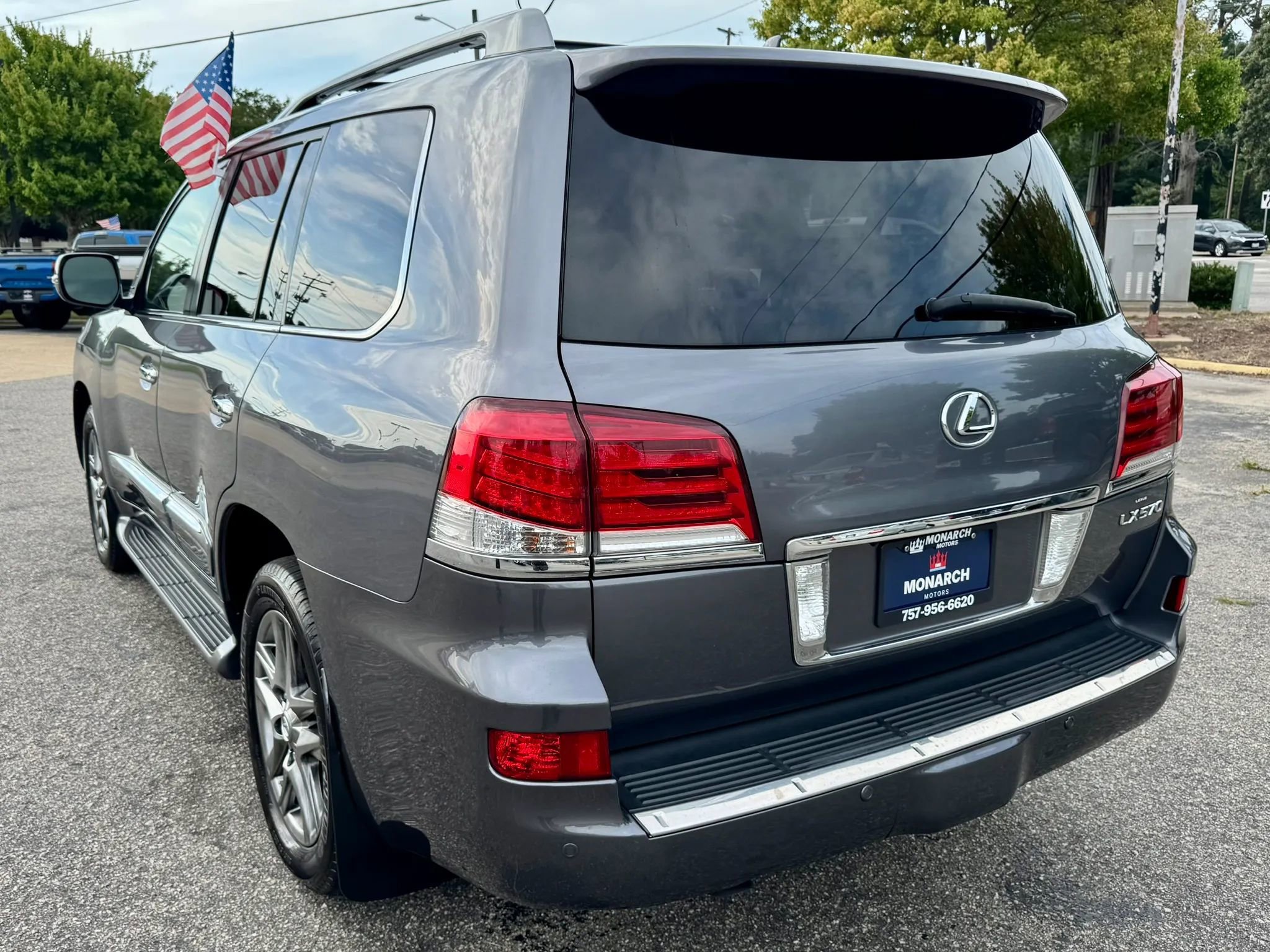 Used 2013 Lexus LX 570 4WD w/ Luxury Pkg image 3