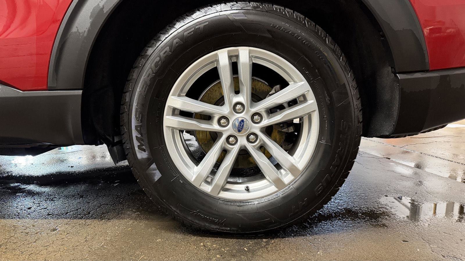 Used 2022 Ford Explorer XLT image 32