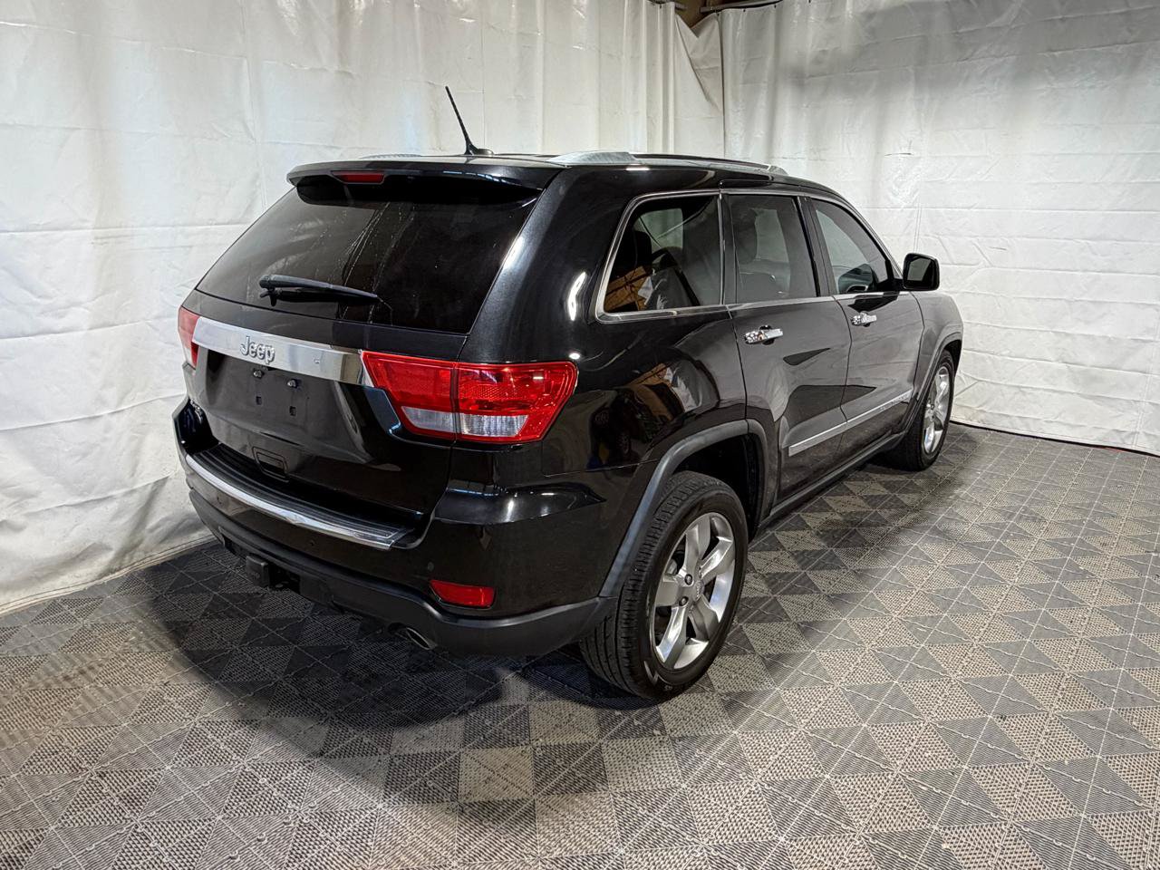 Used 2012 Jeep Grand Cherokee Overland AWD/4WD image 4