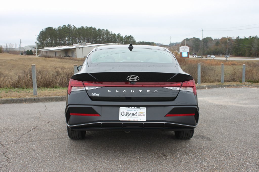 Used 2024 Hyundai Elantra SEL w/ Convenience Package image 21
