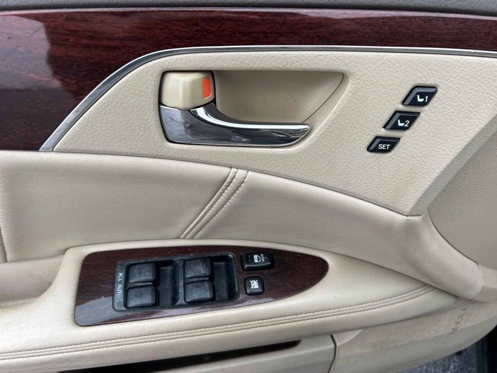 Used 2010 Toyota Avalon Limited image 4
