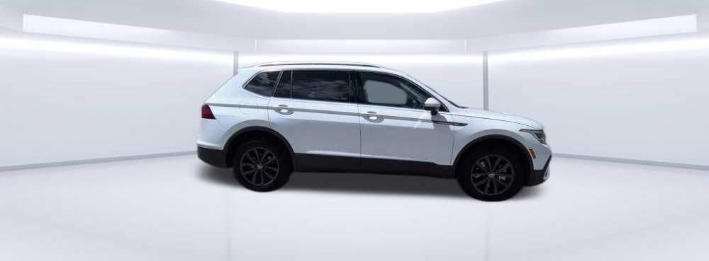 Used 2022 Volkswagen Tiguan SE w/ Panoramic Sunroof Package FWD image 35