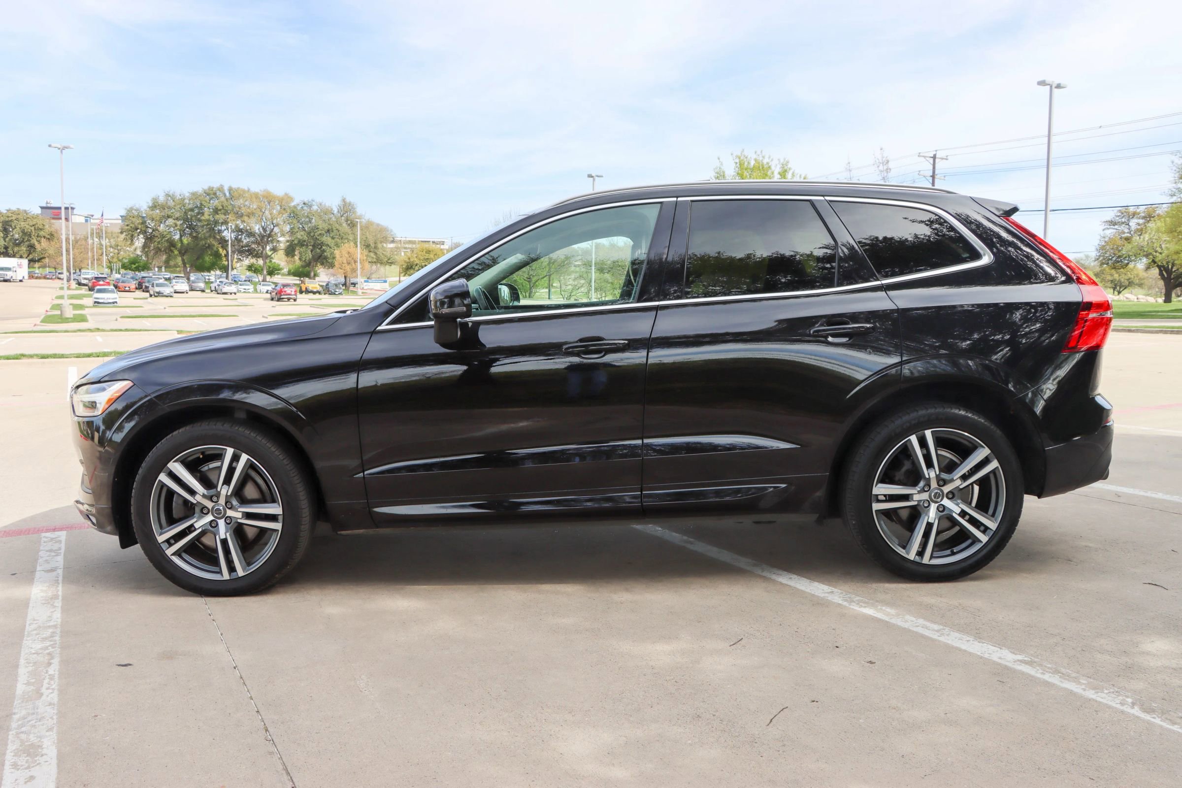 Used 2021 Volvo XC60 T6 Momentum w/ Premium Package AWD/4WD image 4