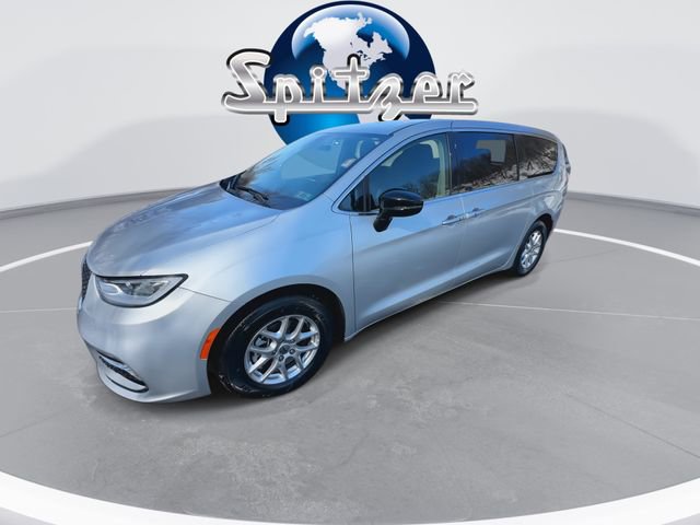 Used 2024 Chrysler Pacifica Touring-L image 5