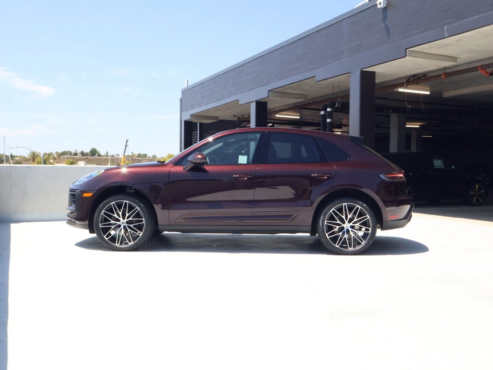 Certified 2025 Porsche Macan AWD/4WD image 2