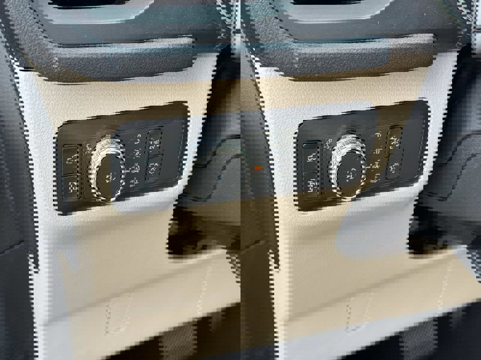 Used 2020 Ford Escape Titanium image 5