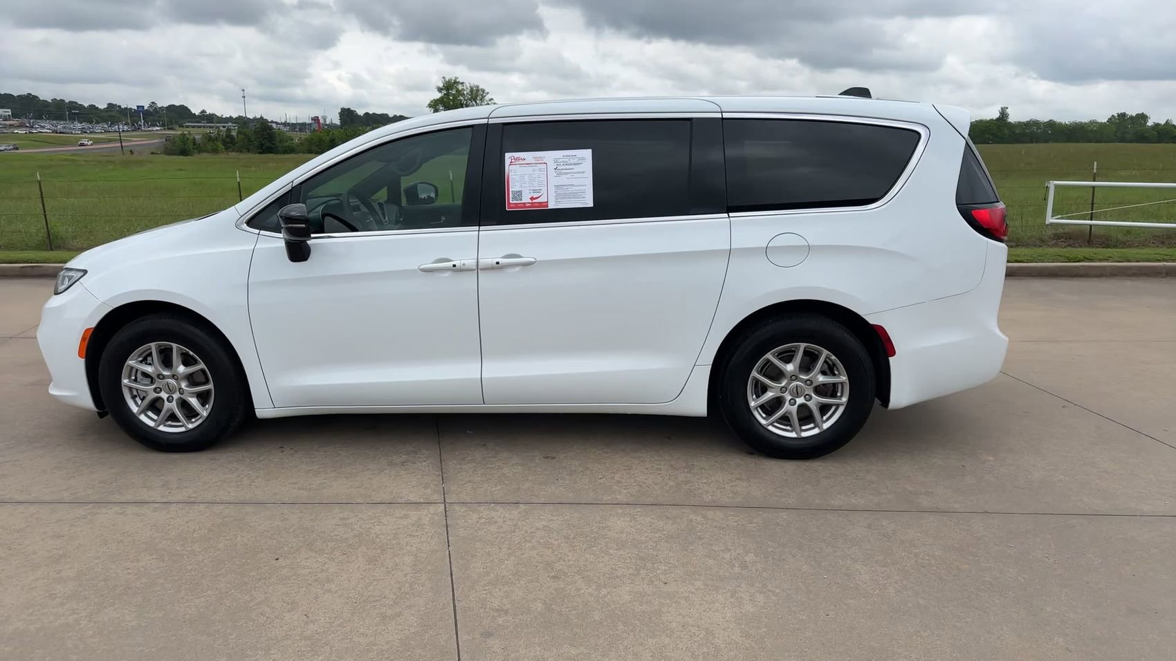 Used 2025 Chrysler Pacifica Select FWD image 6