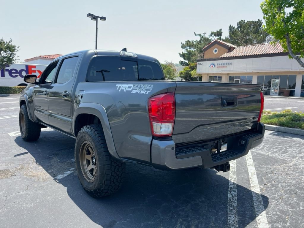 Used 2017 Toyota Tacoma TRD Sport AWD/4WD image 4