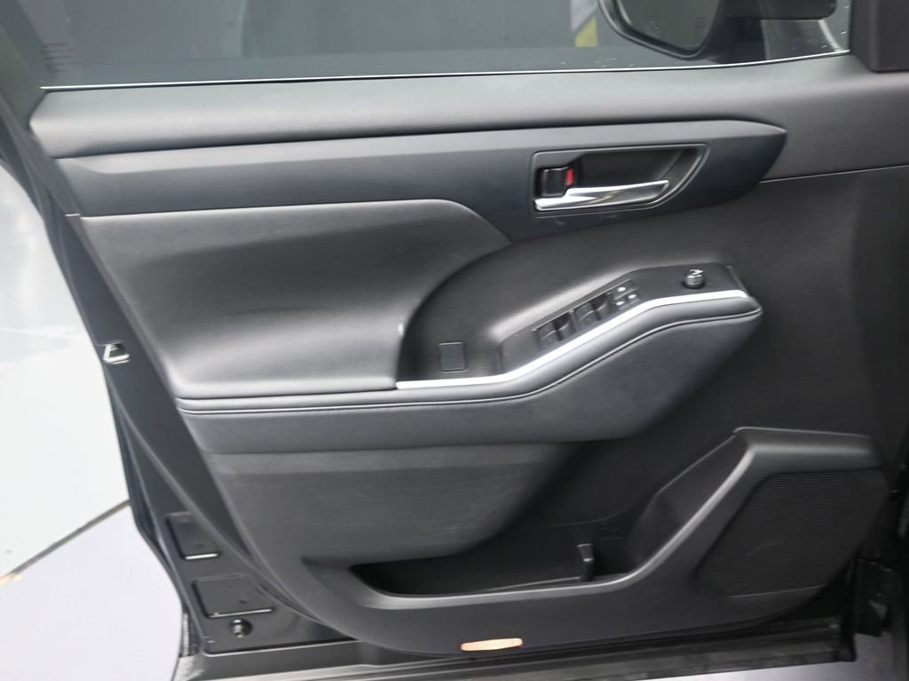 Used 2024 Toyota Highlander XLE image 10