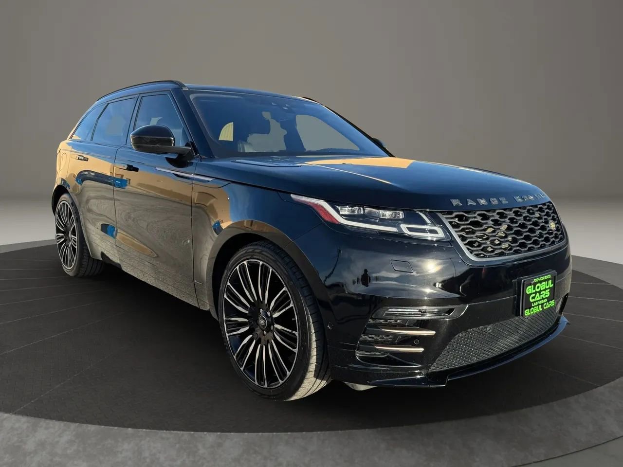 Used 2019 Land Rover Range Rover Velar R-Dynamic SE AWD/4WD image 4