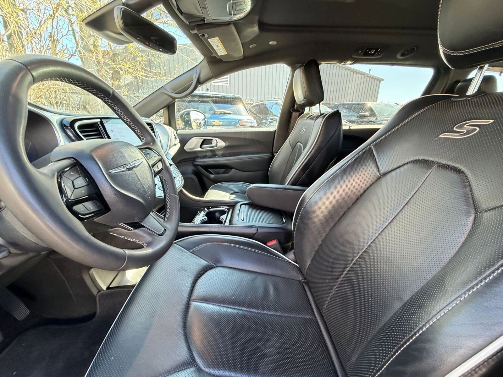 Used 2025 Chrysler Pacifica Limited image 24
