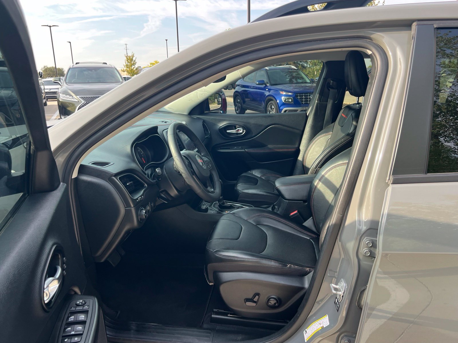 Used 2023 Jeep Cherokee Trailhawk w/ Sun & Sound Group AWD/4WD image 23