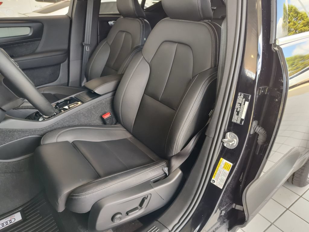 Used 2025 Volvo XC40 B5 Plus AWD/4WD image 22