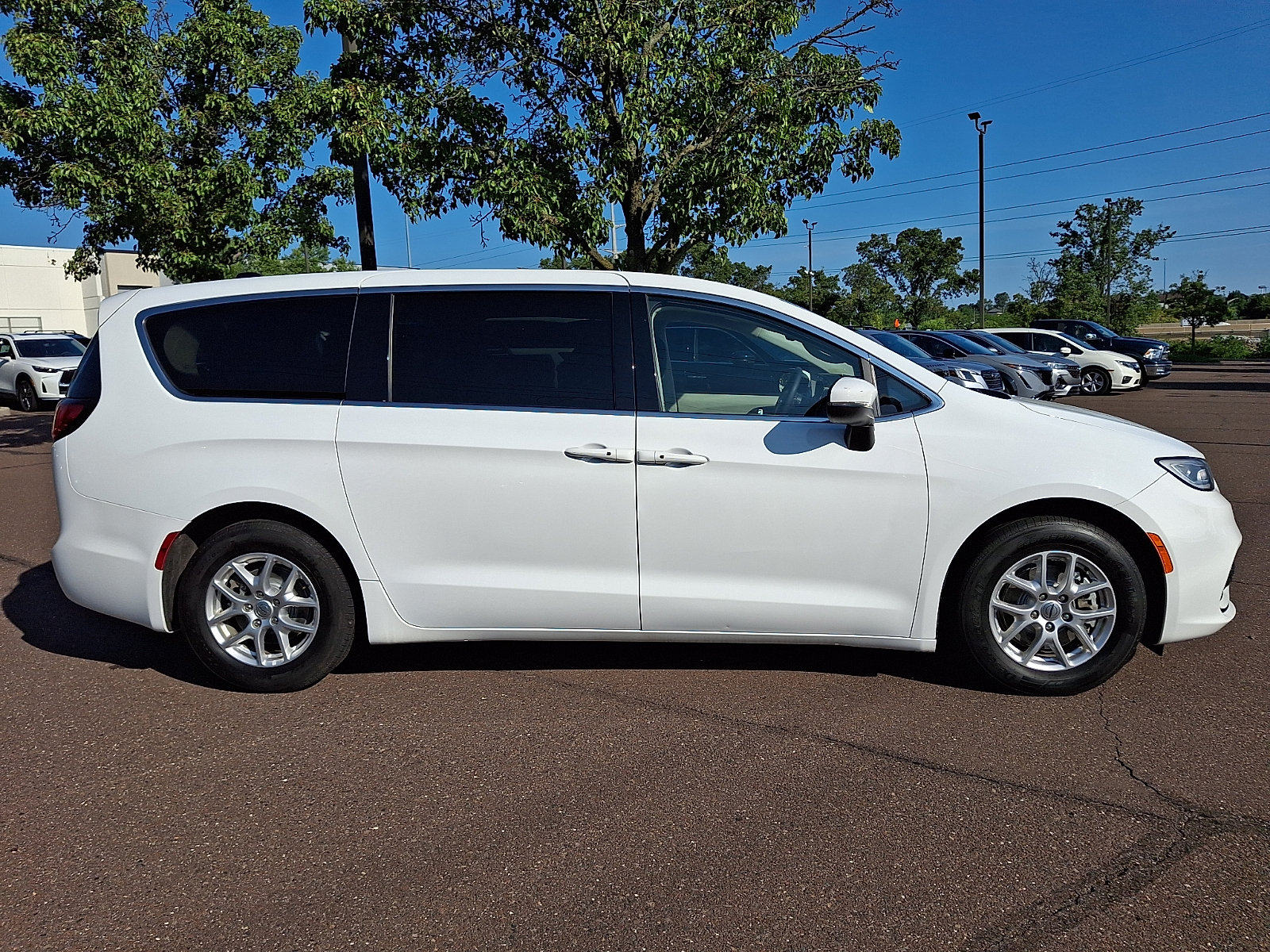 Used 2023 Chrysler Pacifica Touring-L FWD image 7
